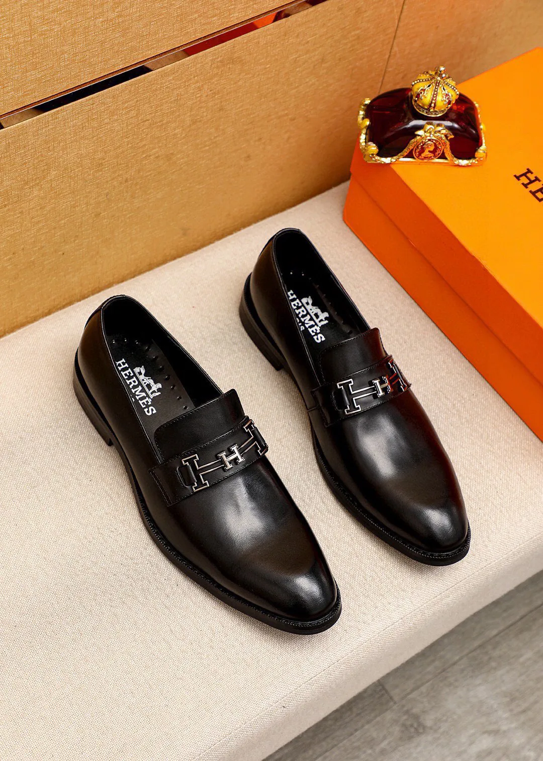 Men's shoes 💰460 💐 Product trademark: HERMES "Hermès" casual leather shoes Regular size: 38-44 (45🉑️customized) Product materials: Selected imported first-layer open-edge beaded cowhide upper, imported water-dyed 🐂 cowhide lining. Strong three-dimensional visual effect, combined outsole Color: 2⃣️colors available